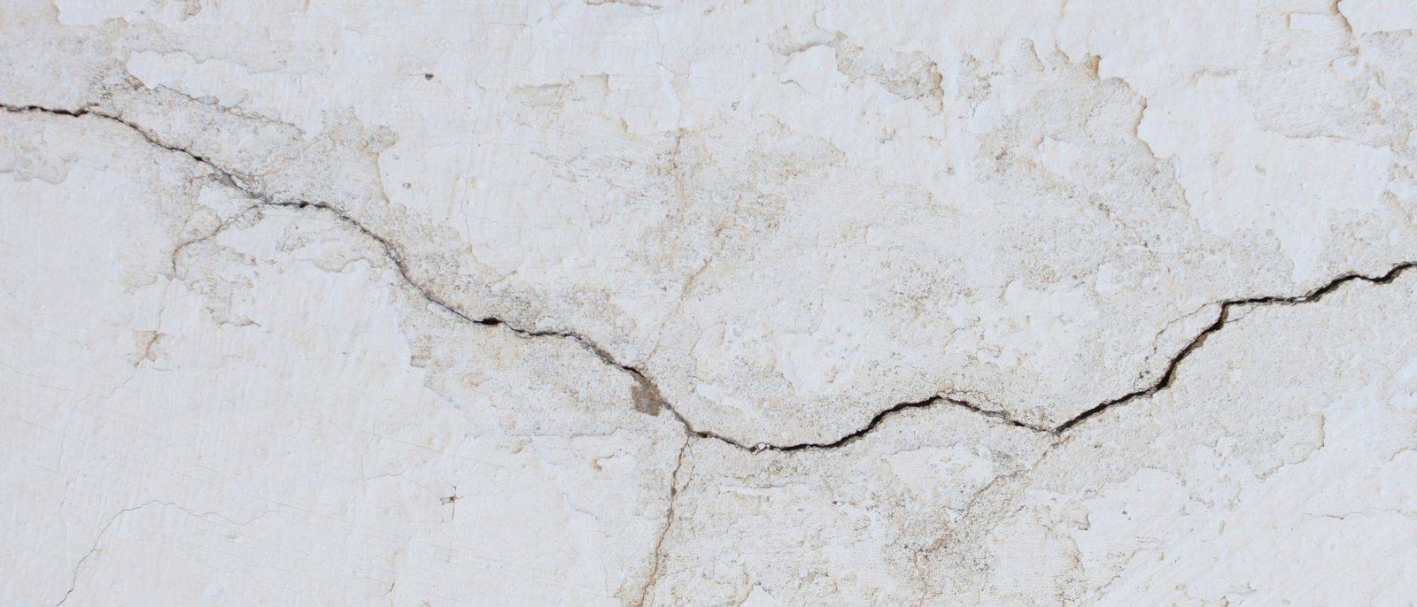 Close-up view of horizontal cracks in walls | Getafix Solutions